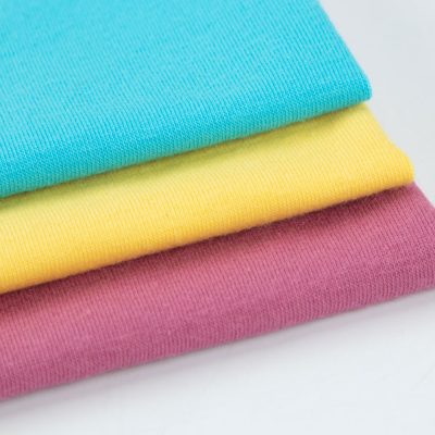Mieszanka tkanin bawełnianych i poliestrowych o gramaturze 155 g/m2, 30% bawełna, 65% poliester, 5% spandeks.