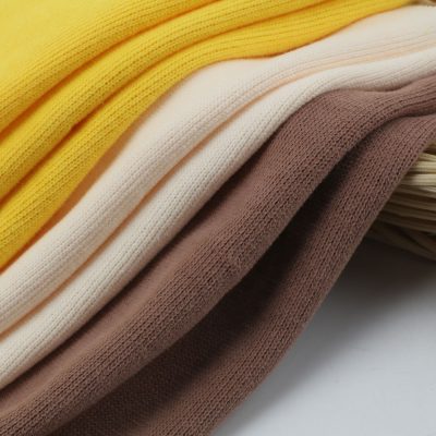 Tissu tricoté double côtes 350 g/m² 75 % coton 25 % polyester.